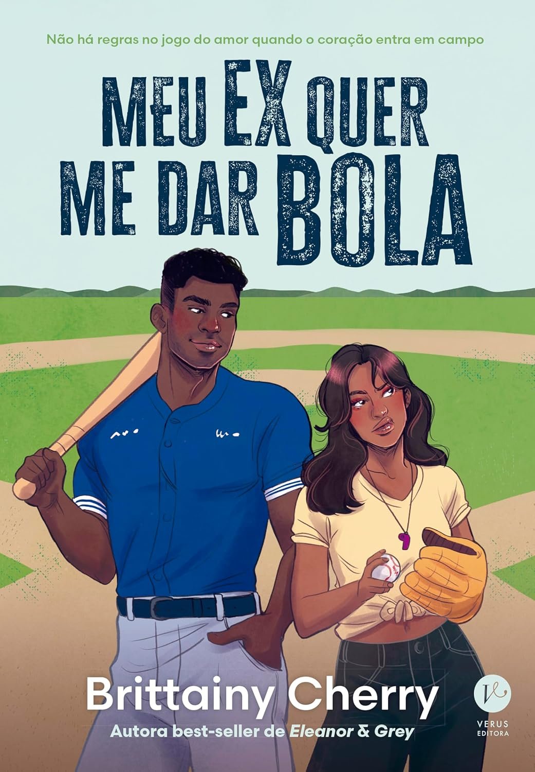 Mulher segurando uma bola de beisebol com homem ao fundo