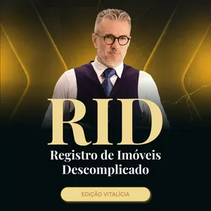 Professor Marcos Salomão ensinando sobre registro de imóveis em aula prática, com pizarra interativa e documentos legais no fundo.